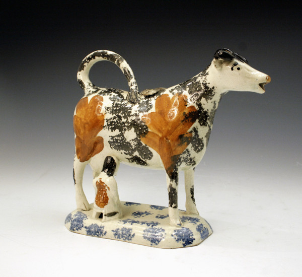 EARLY 19TH CENTURY PRATTWARE POTTERY COW CREAMWARE