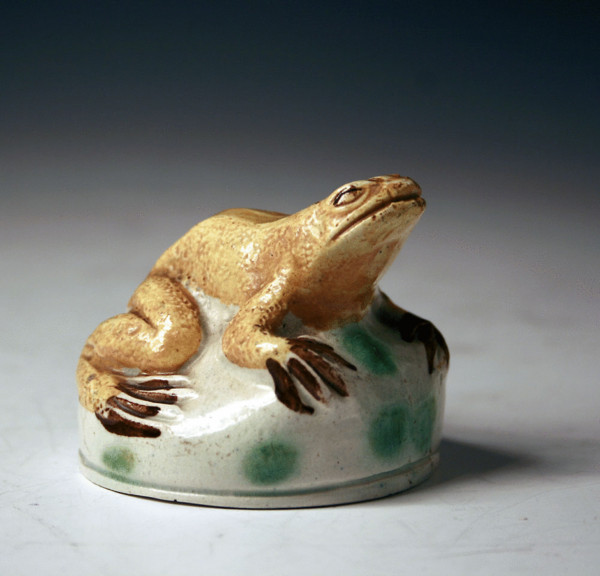 PRATTWARE FIGURE OF A FROG ON CIRCULAR BASE ENGLISH C1800