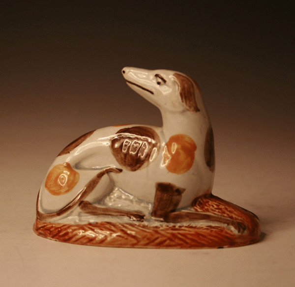 ANTIQUE STAFFORDSHIRE POTTERY FIGURE OF A DOG IN PRATTWARE