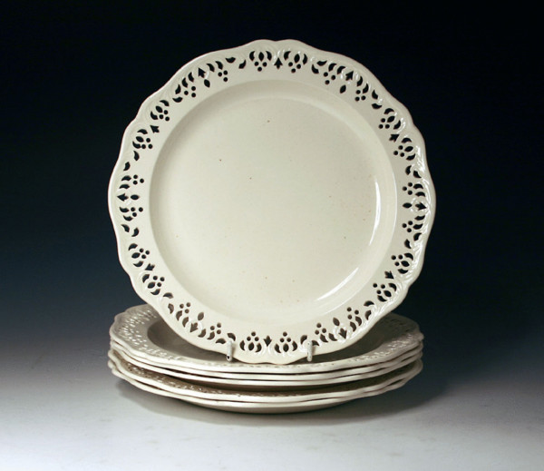 SIX WEDGWOOD ANTIQUE CREAMWARE POTTERY PLATES