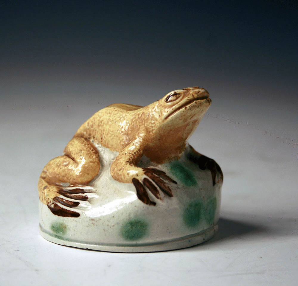 PRATTWARE FIGURE OF A FROG ON CIRCULAR BASE ENGLISH C1800