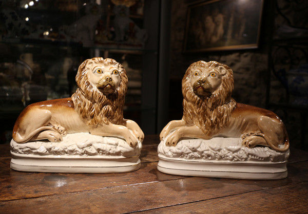 ANTIQUE STAFFORDSHIRE POTTERY PAIR OF SEATED LIONS