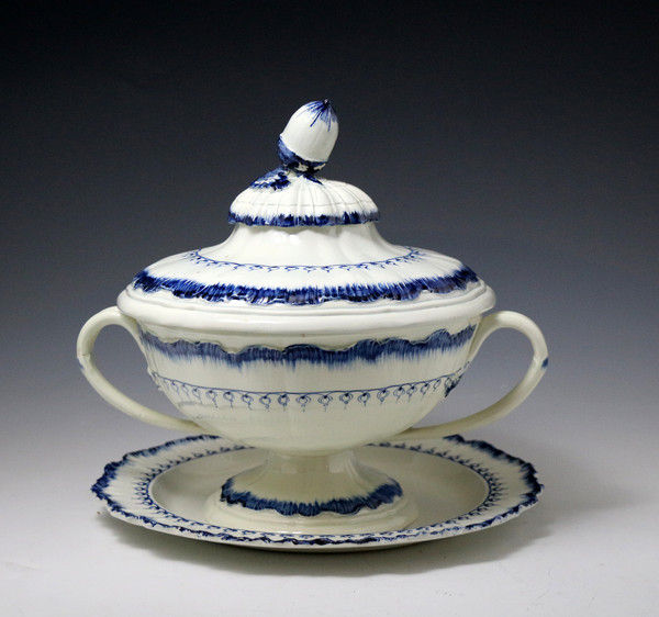 Wedgwood pearlware blue and white painted tureen with cover and plate early 19th century English
