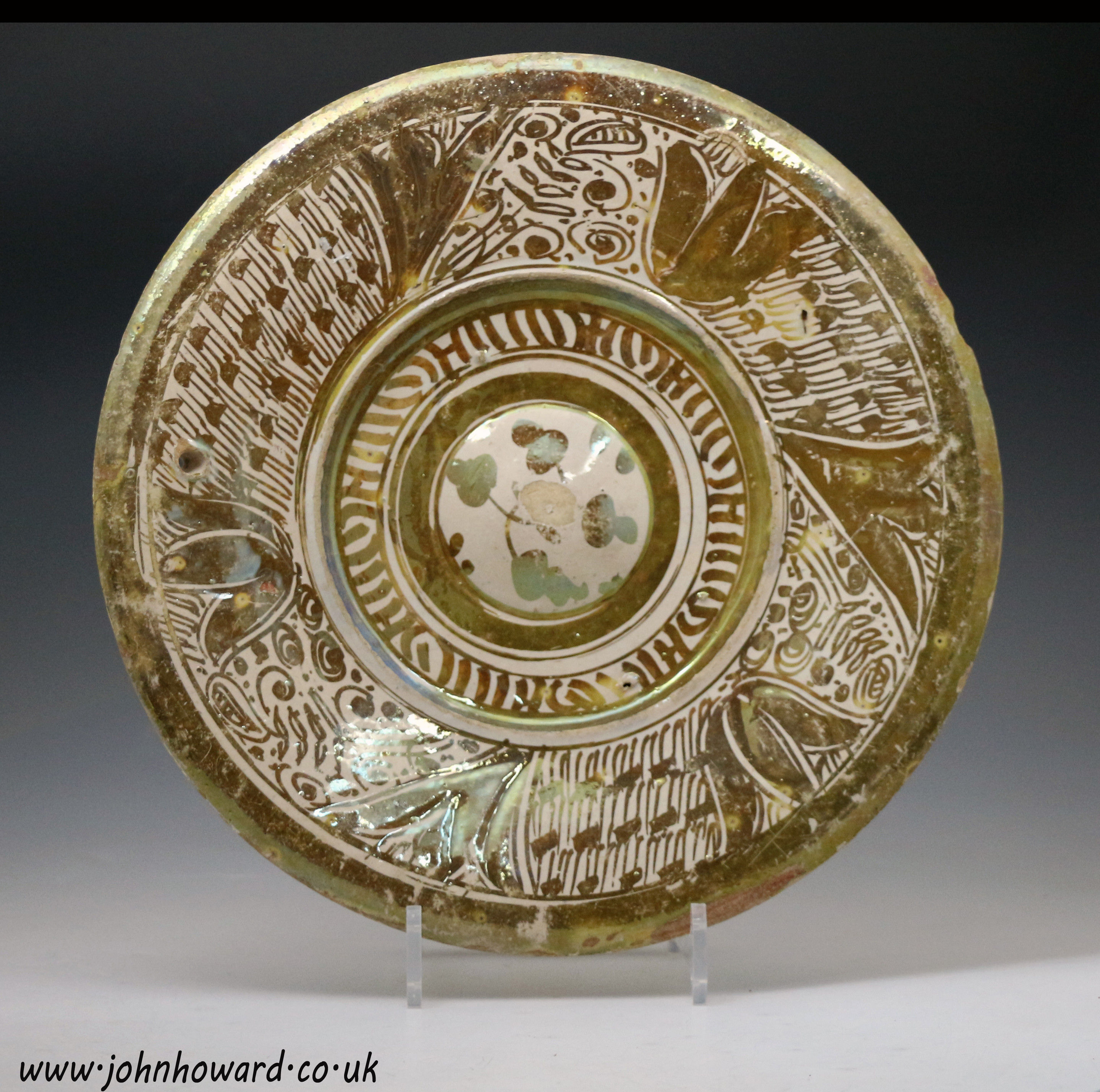 Early Hispano Moreque earthenware dish with gold luster, Spain circa 1580/1620