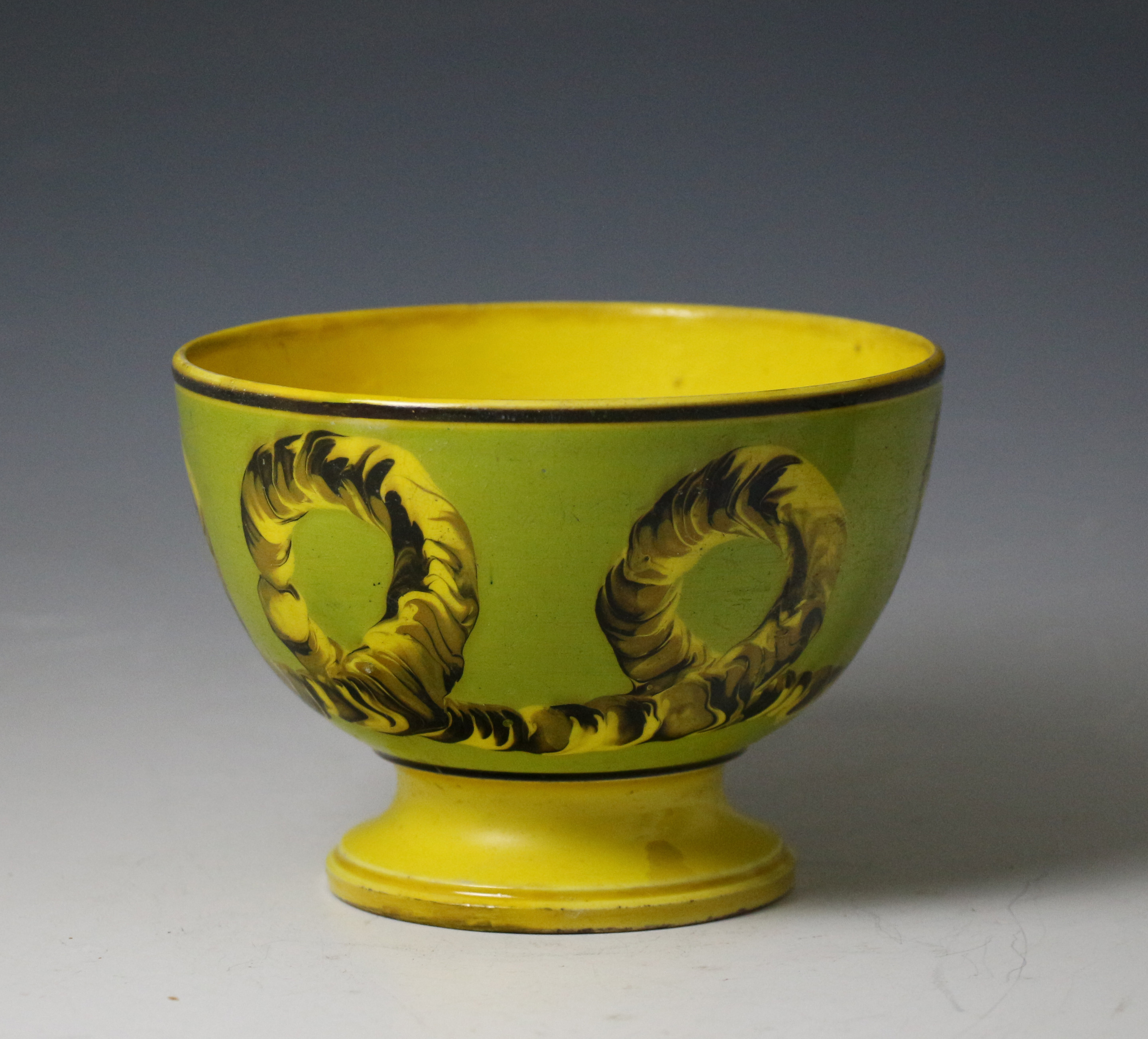 Antique pottery mochaware bowl early 19th century, earthworm pattern on yellow ground.
