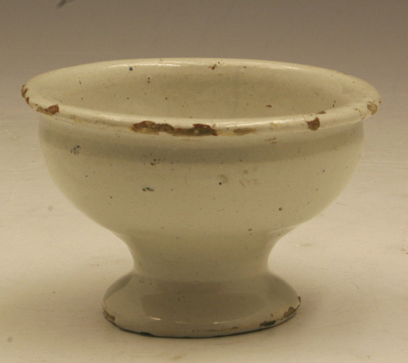 English delftware ointment pot 18th century