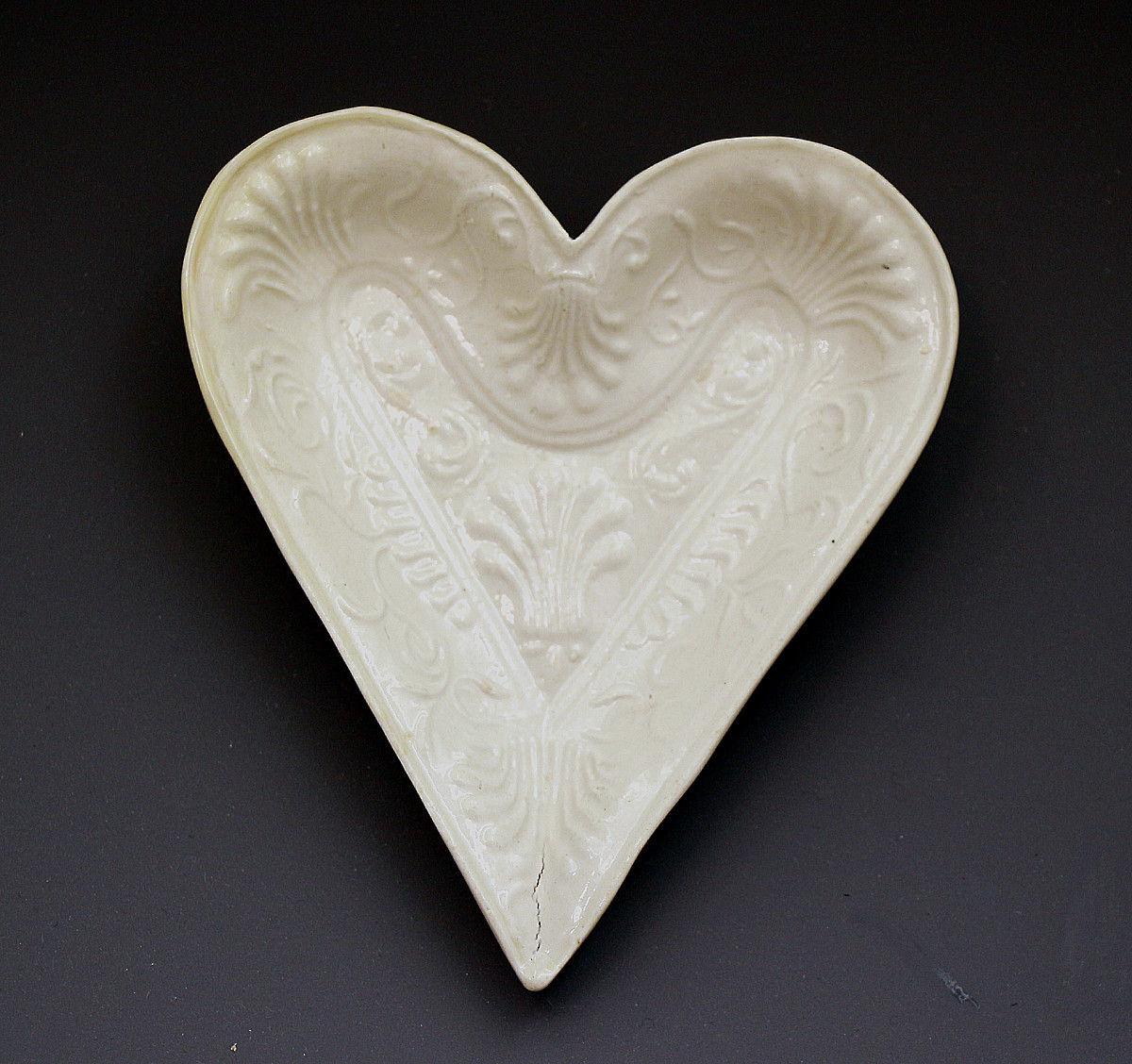 Staffordshire pottyer stoneware heart shaped dish in saltglaze c1750