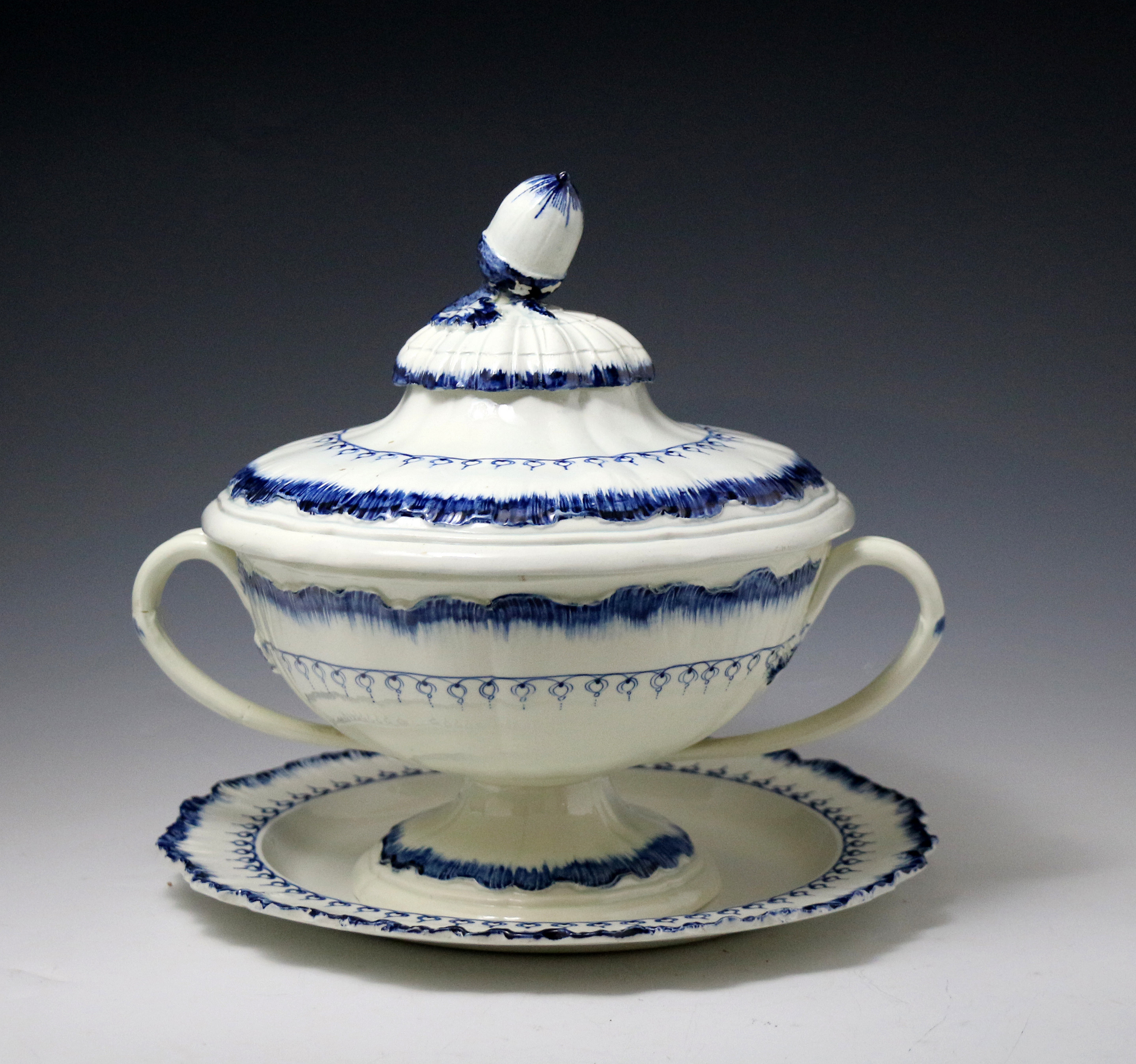 Wedgwood pearlware blue and white painted tureen with cover and plate early 19th century English